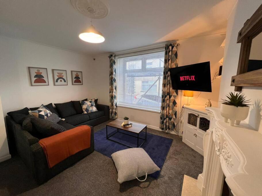 Bridge Place - Spacious Home With Plenty Of Beds! Merthyr Tydfil Esterno foto