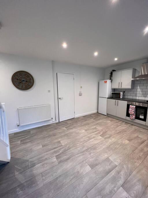 Bridge Place - Spacious Home With Plenty Of Beds! Merthyr Tydfil Esterno foto