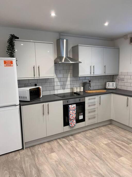 Bridge Place - Spacious Home With Plenty Of Beds! Merthyr Tydfil Esterno foto