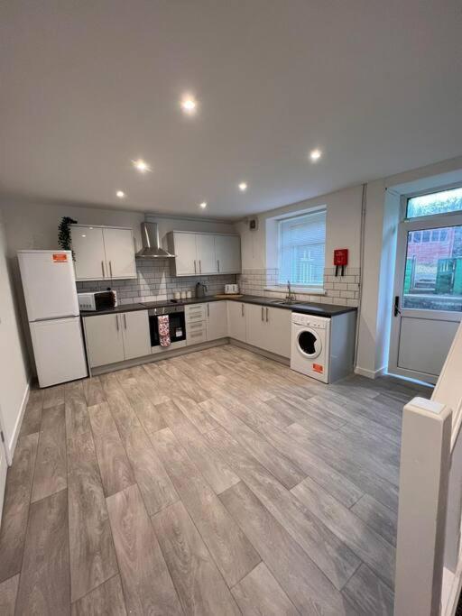 Bridge Place - Spacious Home With Plenty Of Beds! Merthyr Tydfil Esterno foto