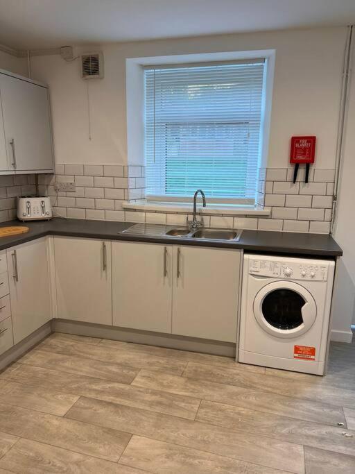 Bridge Place - Spacious Home With Plenty Of Beds! Merthyr Tydfil Esterno foto