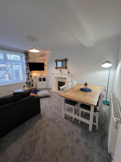 Bridge Place - Spacious Home With Plenty Of Beds! Merthyr Tydfil Esterno foto