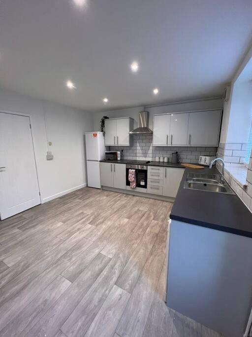 Bridge Place - Spacious Home With Plenty Of Beds! Merthyr Tydfil Esterno foto